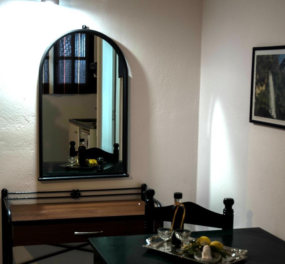 Christina Perlia Studios Poros Town Extérieur photo