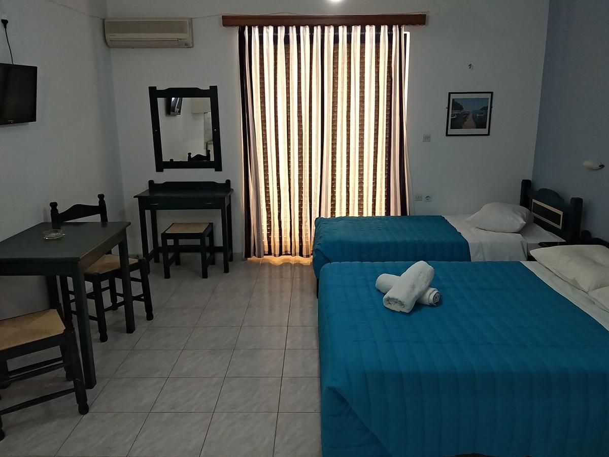 Christina Perlia Studios Poros Town Extérieur photo