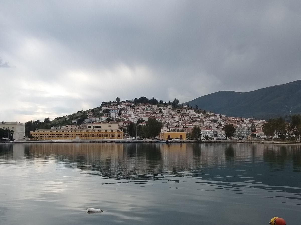 Christina Perlia Studios Poros Town Extérieur photo